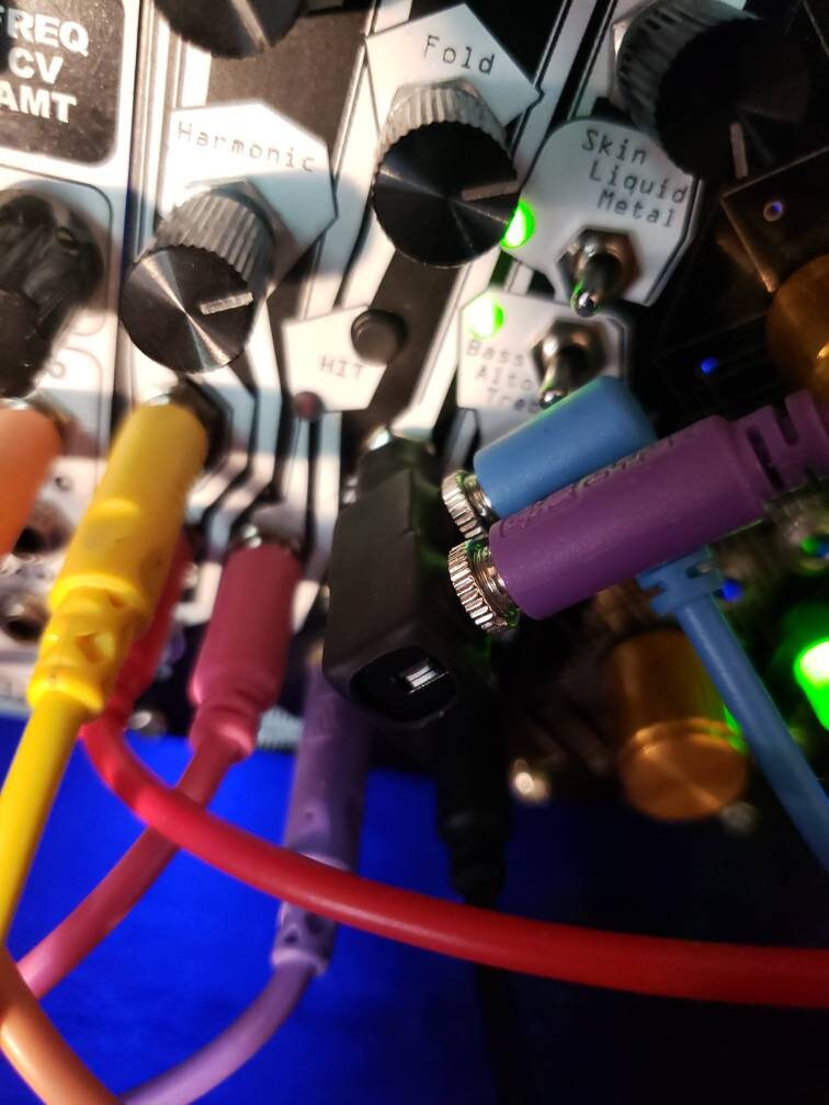 Passive Multiple - Audio/CV splitter - 3.5mm - Add a mult to any patch without the need for a separate module.